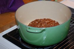 Roggenbrot mit Meersalz im Bräter