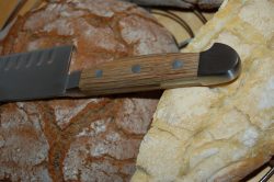 Santokumesser (Güde Alpha Fasseiche) auf Brot