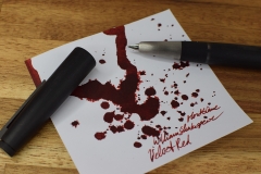 Tintentest Montblanc William Shakespeare Velvet Red: Lamy 2000 & Tintenspritzer auf Kopierpapier