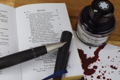 Tintentest Montblanc William Shakespeare Velvet Red: Lamy 2000, Macbeth & Tintenspritzer auf Kopierpapier